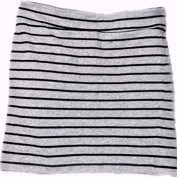 Forever 21 size Small Gray mini skirt with black horizontal lines stretch sexy - Picture 1 of 4